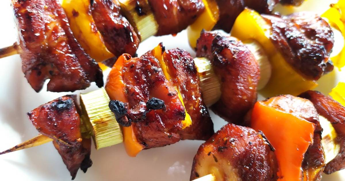 Espetinhos de carne com pimentão, bacon e cebola Receita por Cibele Silva -  Cookpad