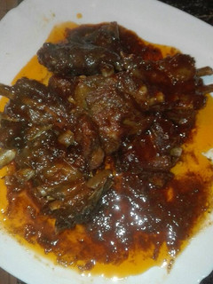 Una foto de Costillas de jabalí especiadas y con Coca-Cola en la olla GM g