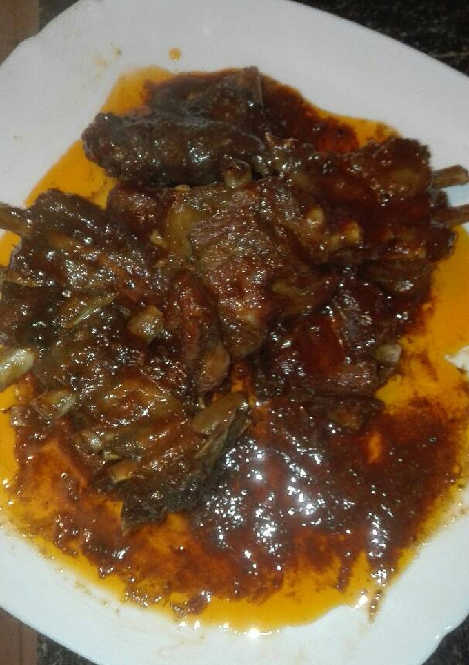 Una foto de Costillas de jabalí especiadas y con Coca-Cola en la olla GM g