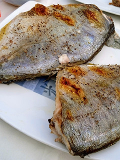 Una foto de Pescado al horno con pimientos y cebolla