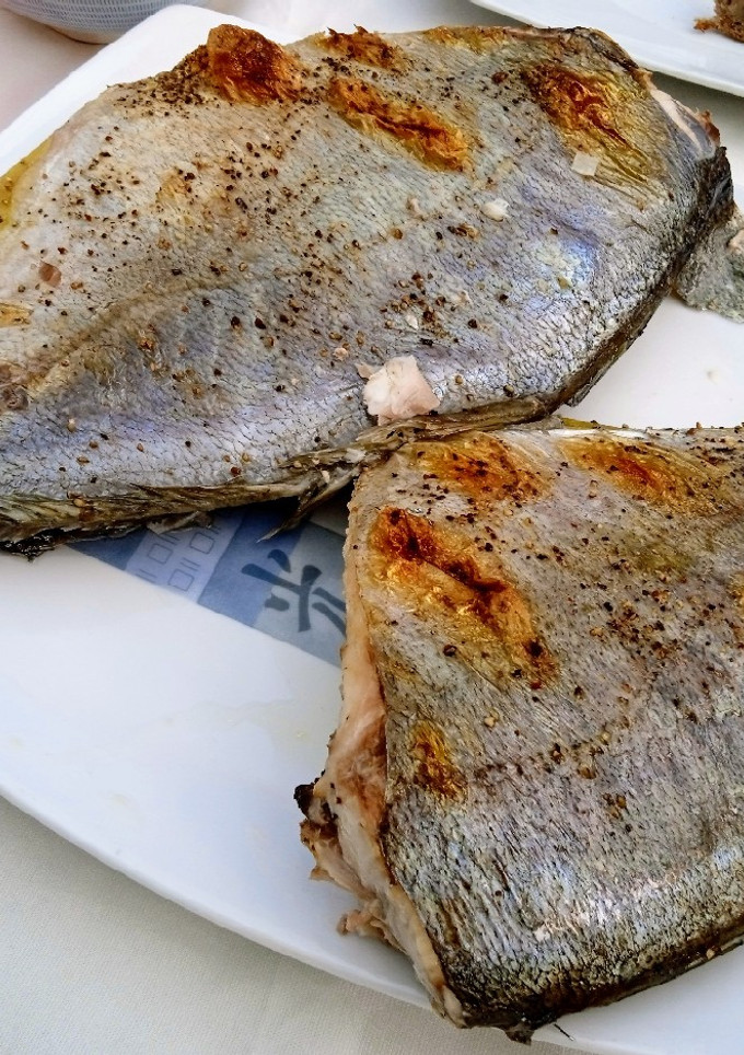 Una foto de Pescado al horno con pimientos y cebolla
