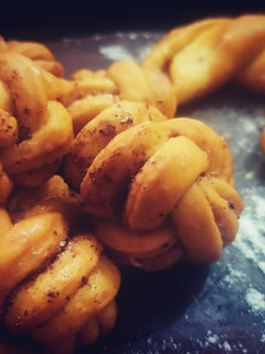 सिनेमन रोल बनNo Yeast No oven (cinnamon roll recipe in marathi) रेसिपी चे मुख्य फोटो