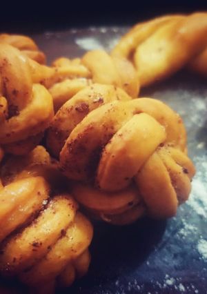 सिनेमन रोल बनNo Yeast No oven (cinnamon roll recipe in marathi) रेसिपी चे मुख्य फोटो 