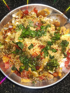 દહીં કચોરી ચાટ (Dahi Kachori Chaat Recipe In Gujarati) રેસીપી મુખ્ય ફોટો