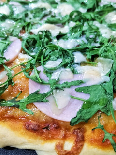 Una foto de Pizza trufada de pavo, rúcula y queso tostado