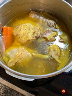 Una foto de Caldo de pollo y carne tipo abuela