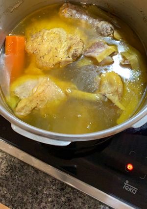 Una foto de Caldo de pollo y carne tipo abuela