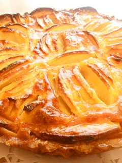 Una foto de Tarta de manzana con brioix y pasta quebrada
