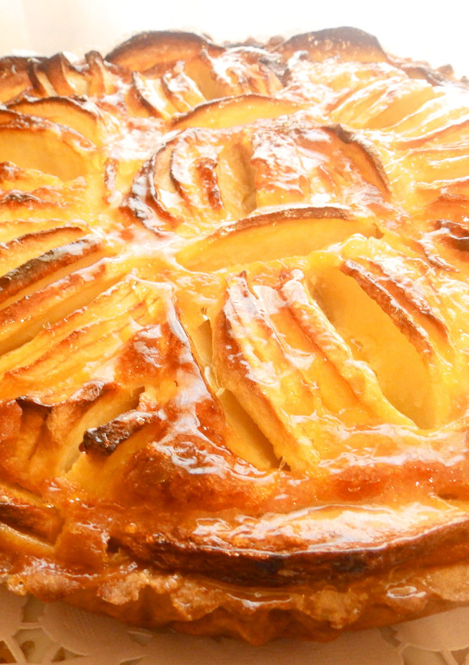 Una foto de Tarta de manzana con brioix y pasta quebrada