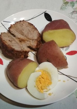Una foto de Solomillo con papas rústicas