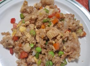 Una foto de Arroz frito con pollo