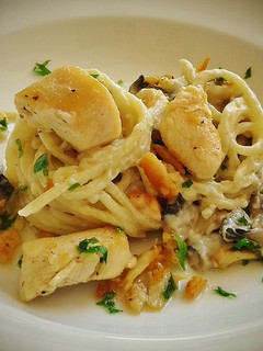 Una foto de Espaguetis salsa alfredo con pollo y champiñones