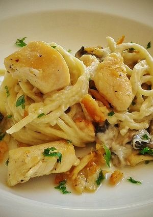 Una foto de Espaguetis salsa alfredo con pollo y champiñones