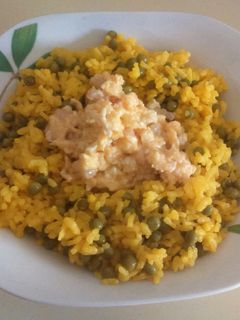 Una foto de Arroz con guisantes y revuelto de gambas