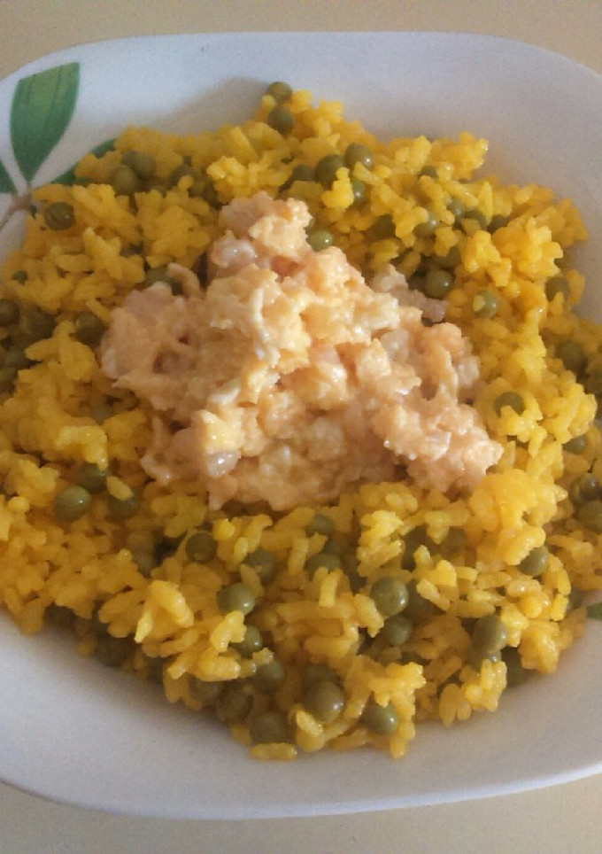 Una foto de Arroz con guisantes y revuelto de gambas