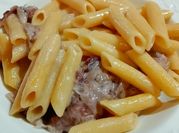Una foto di cipolla pasta penne