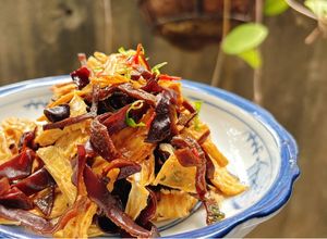 Hình của món Tàu hũ ki khô xào mộc nhĩ.