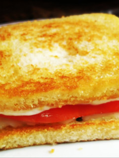 Una foto de Pan Bimbo templado con queso y tomates