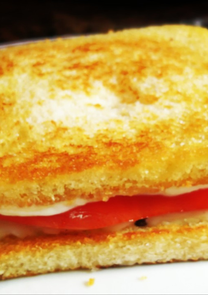 Una foto de Pan Bimbo templado con queso y tomates