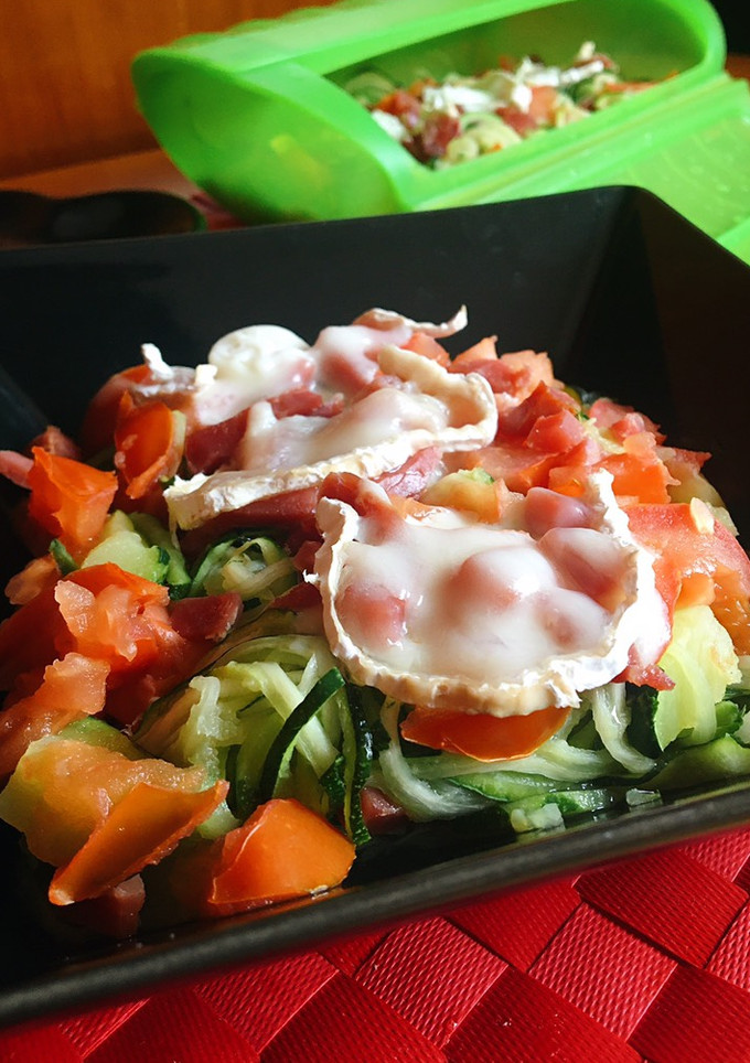 Una foto de Espaguetis de calabacín con jamón y rulo de cabra al vapor con Lékué
