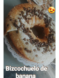 Una foto de Bizcochuelo de banana y chips de chocolate
