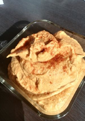 O poză a rețetei Hummus cu ardei copt.