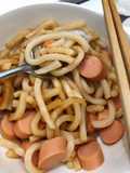 Mì Udon xào xúc xích cho bé