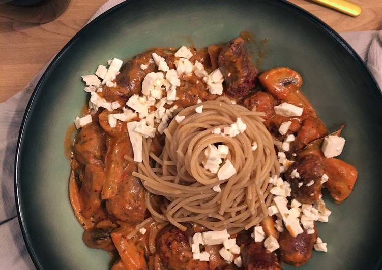 EMPFOHLEN! Wie man Pasta in Tomatenrahmsauce mit Bratwurst, Champignons und Paprika