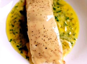Foto di Filetto di Salmone Scozzese con Scamorza Affumicata in Salsa Verde