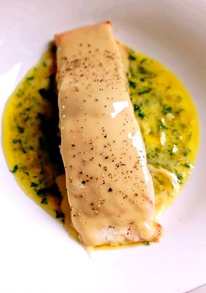 Foto di Filetto di Salmone Scozzese con Scamorza Affumicata in Salsa Verde