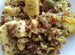 Una foto de Quinoa dos colores con pollo!