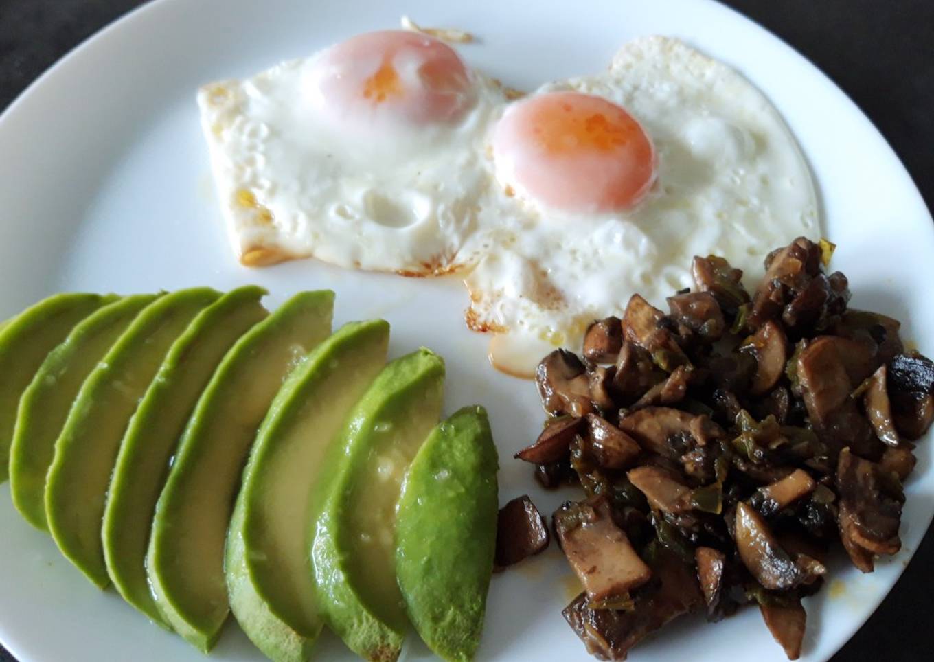 Huevos a la plancha con aguacate y champis 🍳🥑🍄