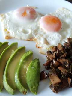 Una foto de Huevos a la plancha con aguacate y champis 🍳🥑🍄