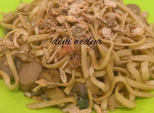 Foto resep Mie Urai Pipih Goreng dengan Sosis Sapi dan Jamur Kancing