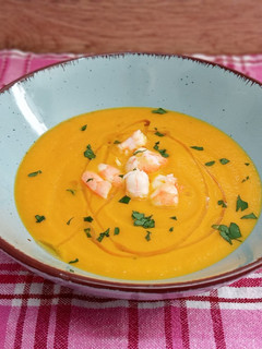 Una foto de Crema de zanahoria con langostinos