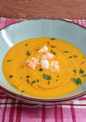 Una foto de Crema de zanahoria con langostinos