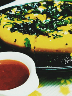 खट्टा मीठा ढोकला (khatta meetha dhokla recipe in Hindi) रेसिपी मुख्य फोटो