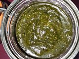 Pesto de rúcula y cilantro con pistachos y cacahuetes