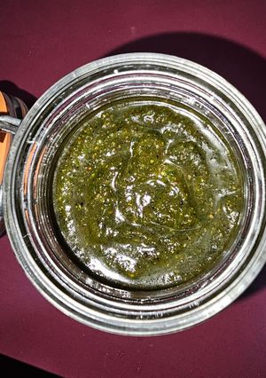 Una foto de Pesto de rúcula y cilantro con pistachos y cacahuetes