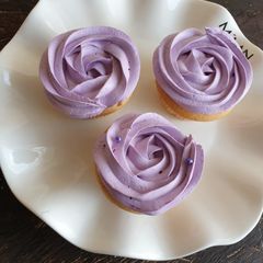 A picture of Vanilla cupcakes.