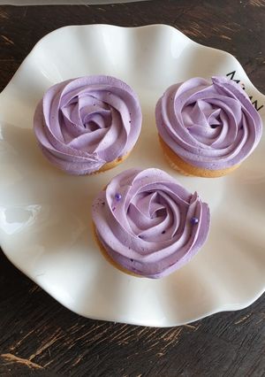 A picture of Vanilla cupcakes.