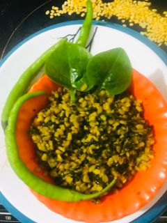 मलबार स्पिनच वीथ मुग डाळ (Malabar Spinach With Moong Dal Recipe In Marathi) रेसिपी चे मुख्य फोटो