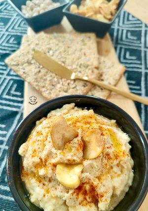 Una foto de Hummus con habas fritas