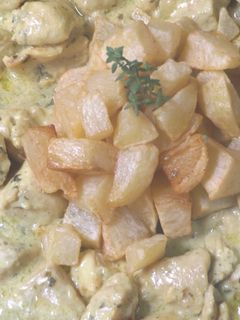 Una foto de Pollo con patatas y salsa con pesto