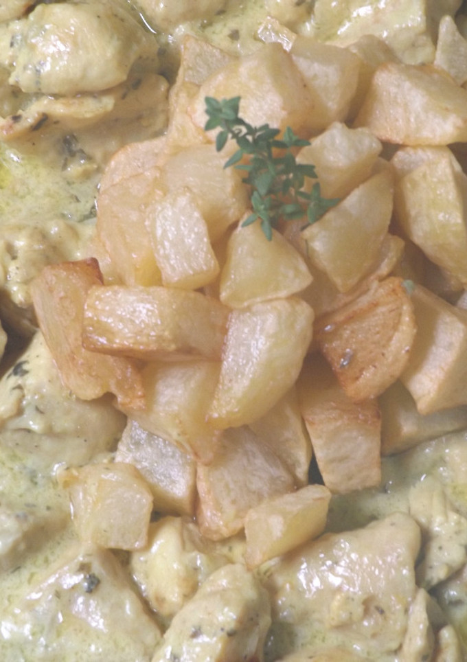 Una foto de Pollo con patatas y salsa con pesto