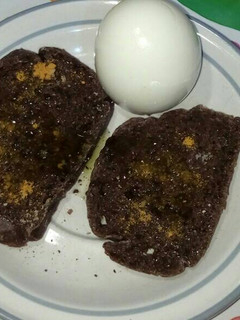 Una foto de Huevo duro con pan de algarroba