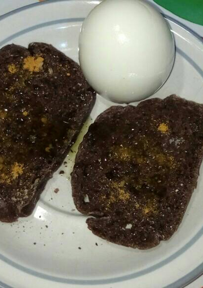 Una foto de Huevo duro con pan de algarroba