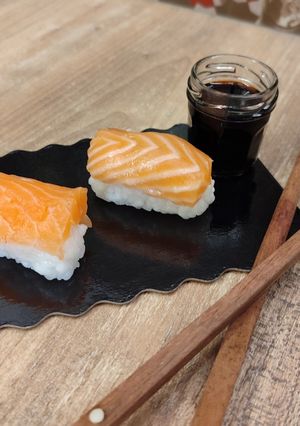 Une photo de Nigirizushi au saumon