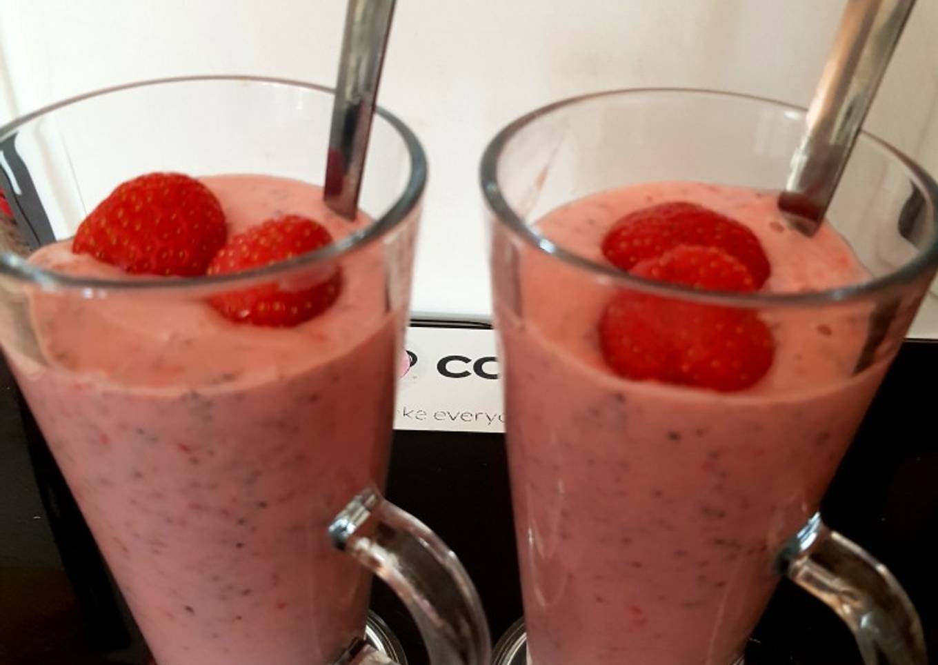 Vanilla & Strawberry Chia Pudding. 😘