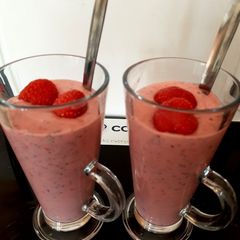 A picture of Vanilla & Strawberry Chia Pudding. 😘.